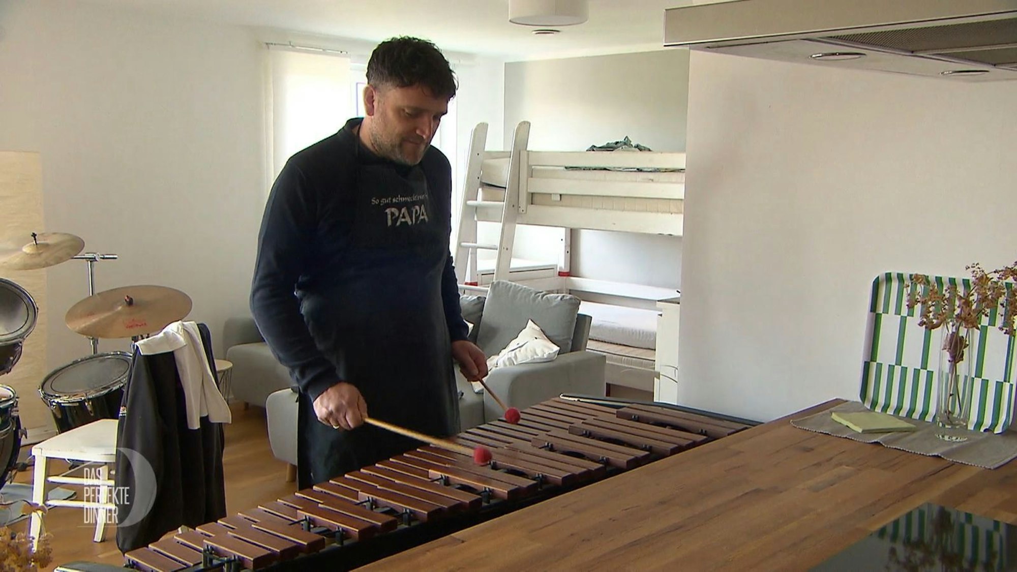 Jörg liebt Percussion - und spielt die Erkennungsmelodie von „Das perfekte Dinner“ auf dem Xylophon (Bild: RTL)