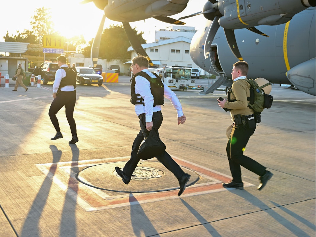 Johann Wadephul (CDU, M), Außenminister, verlässt kurz vor Ende eines Besuchs in Israel wegen eines Voralarm der Luftabwehr einen A400M der Luftwaffe.