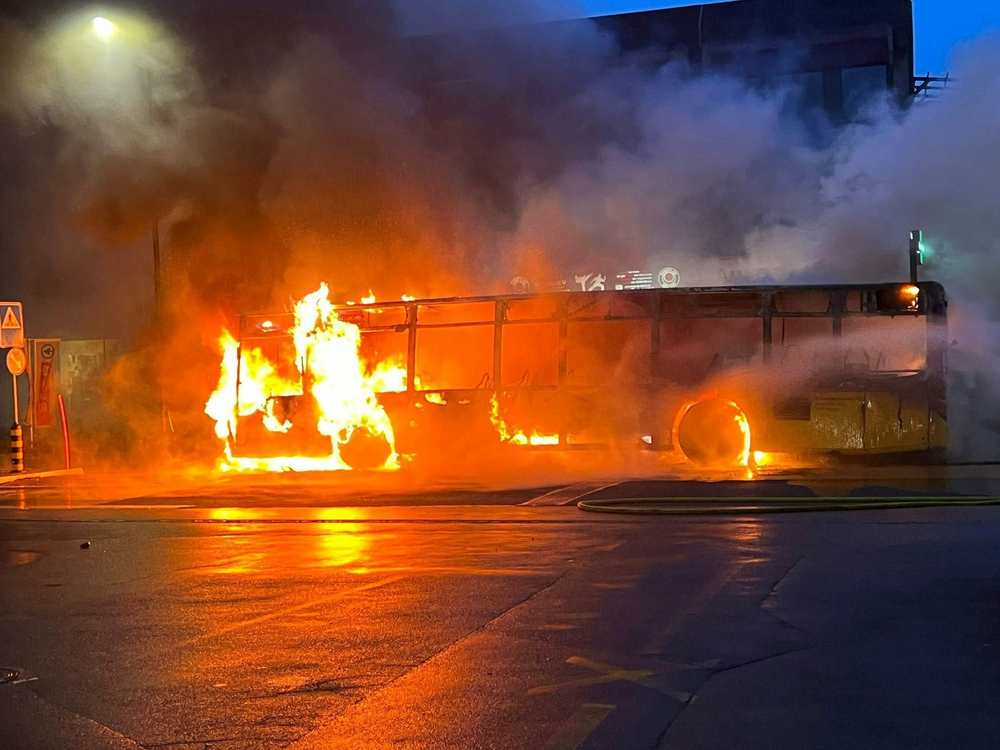 In der Schweiz hat es bei einem Unglück mit einem Linienbus mehrere Tote und Verletzte gegeben.