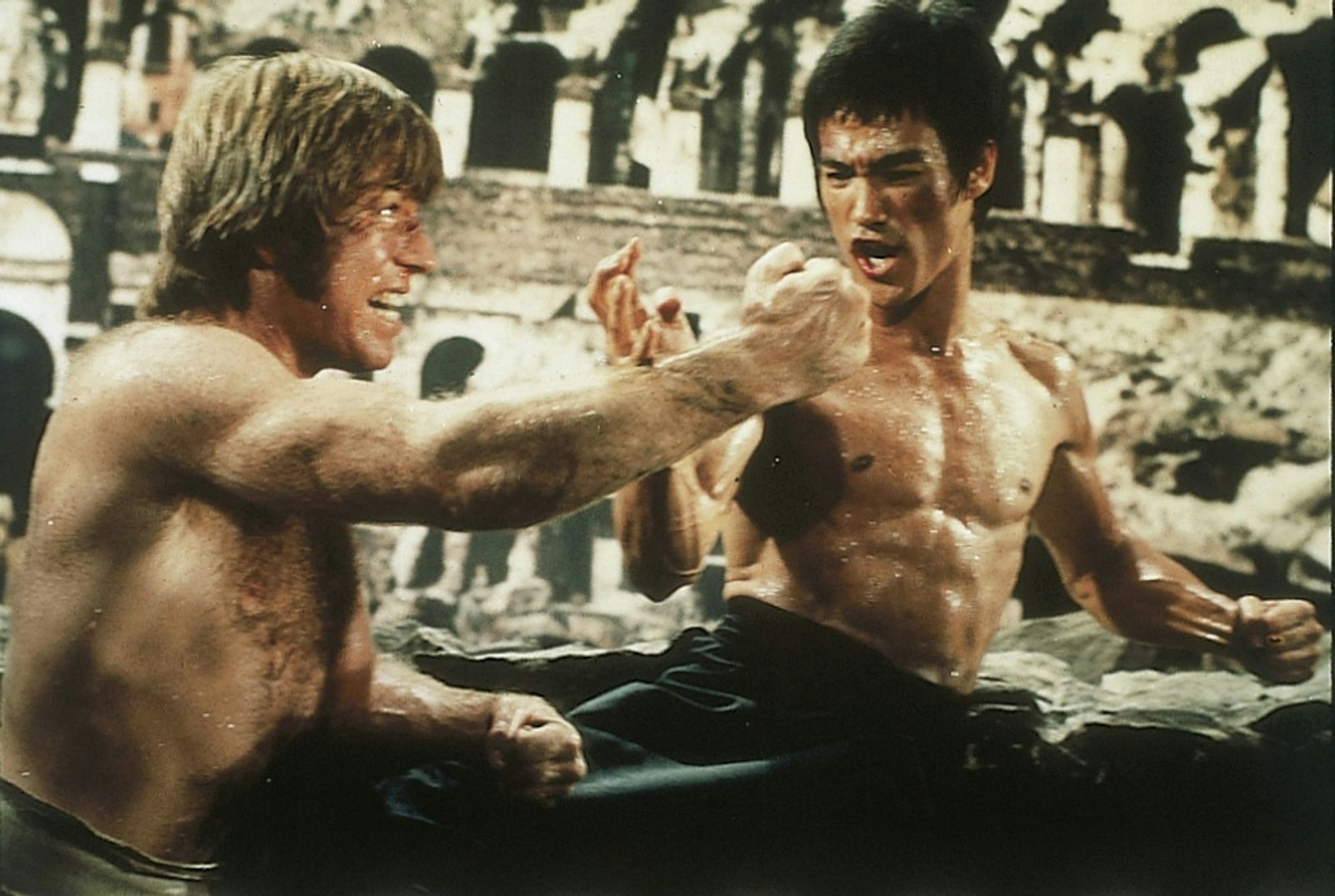 Zusammenprall zweier Giganten des Martials Arts: In „Die Todeskralle schlägt wieder zu“ kämpfte Chuck Norris in einer denkwürdigen Szene gegen Bruce Lee. (Bild: Universum Film)