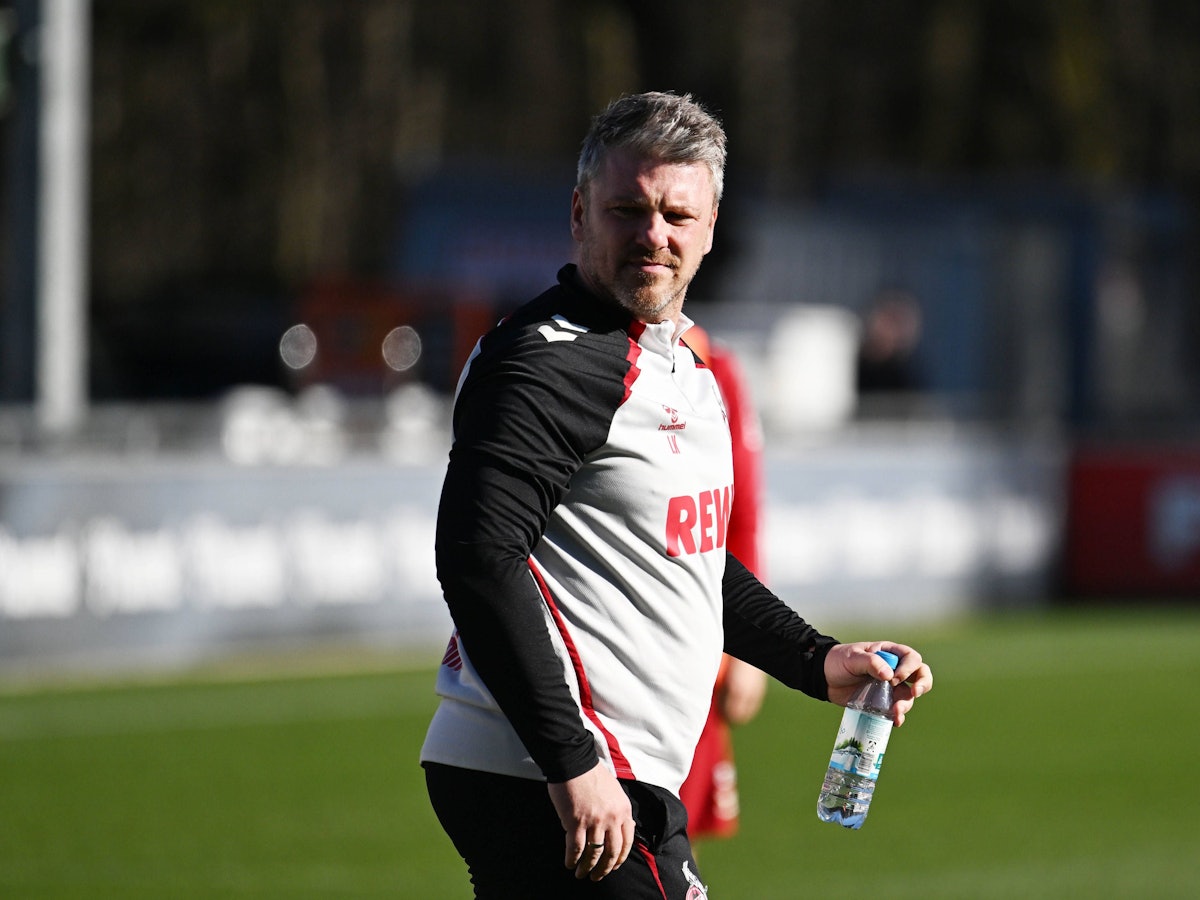 Lukas Kwasniok auf dem Trainingsplatz mit Wasserflasche in der Hand.