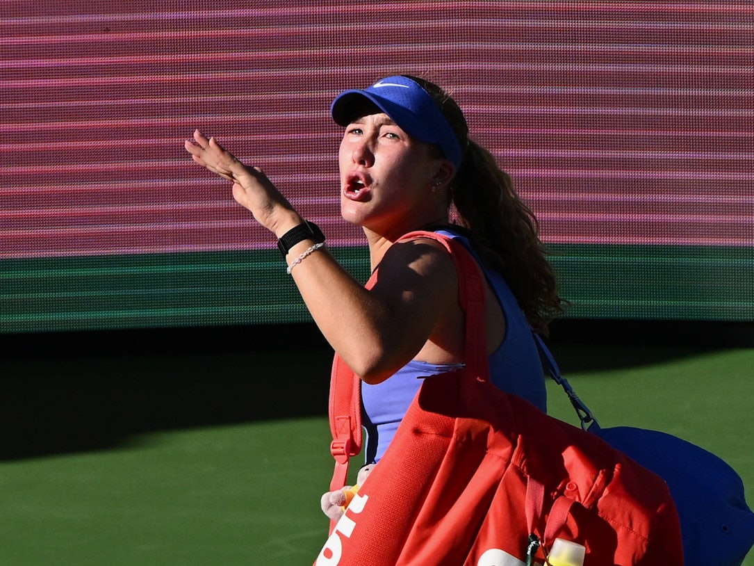 Mirra Andrejewa schimpft Richtung Publikum.