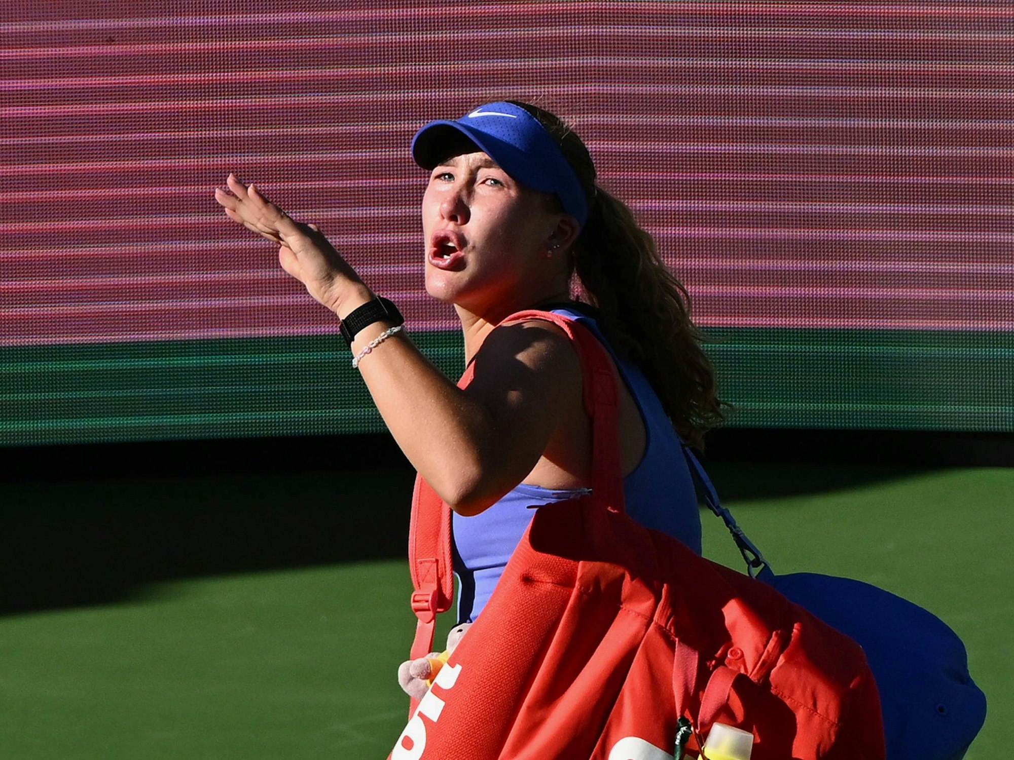 Mirra Andrejewa schimpft Richtung Publikum.