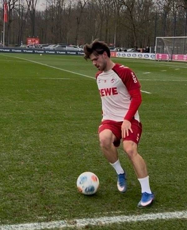 Jan Thielmann trainiert beim 1. FC Köln individuell auf dem Platz.