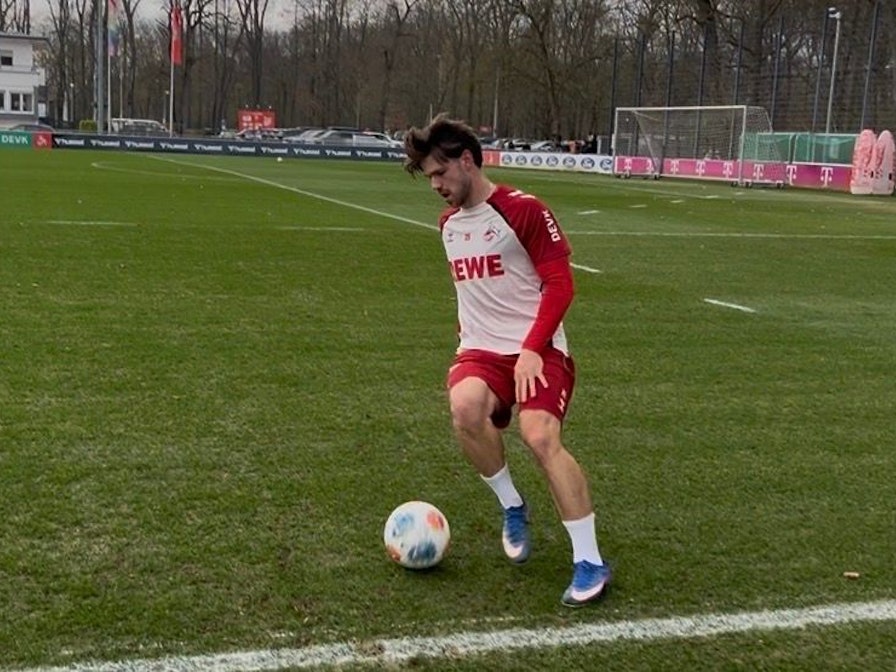 Jan Thielmann trainiert beim 1. FC Köln individuell auf dem Platz.