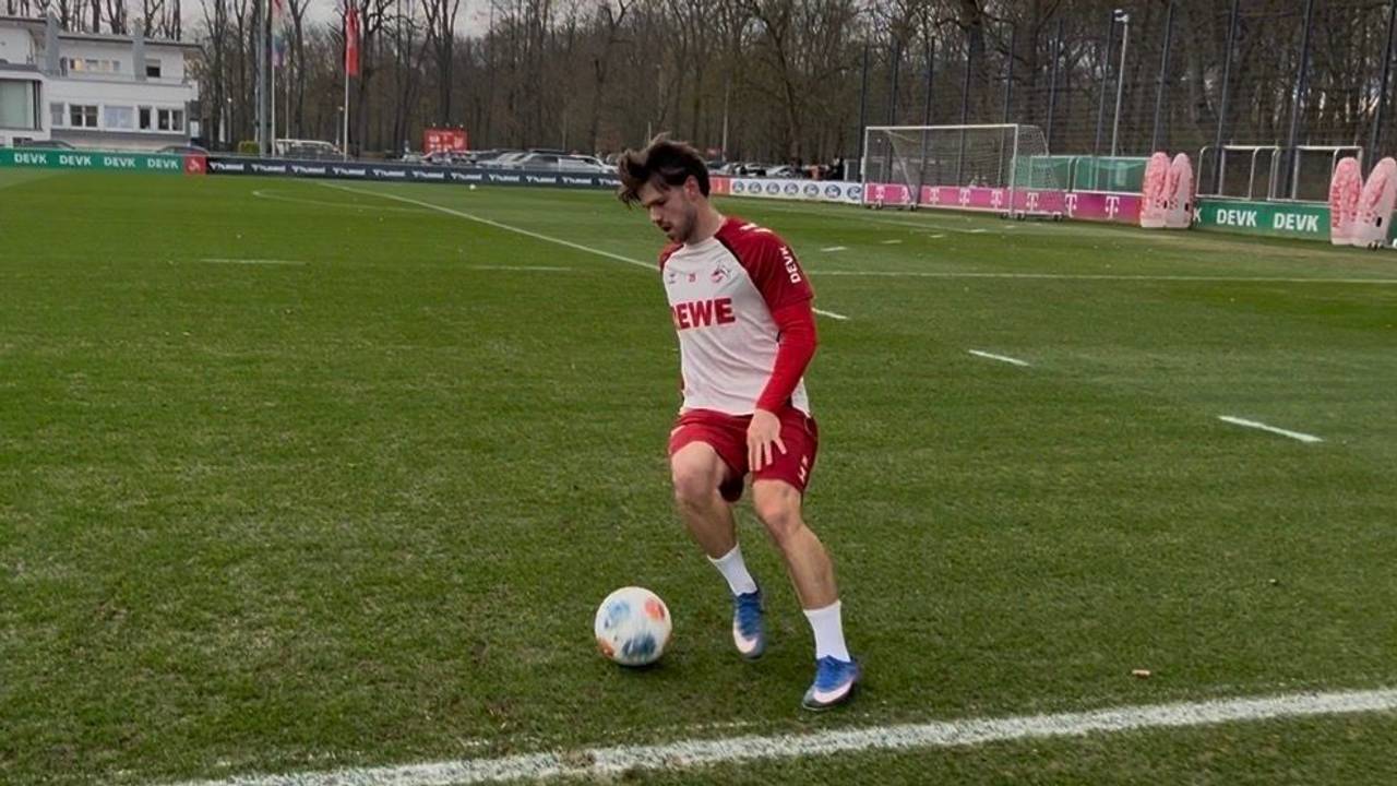 Jan Thielmann trainiert beim 1. FC Köln individuell auf dem Platz.