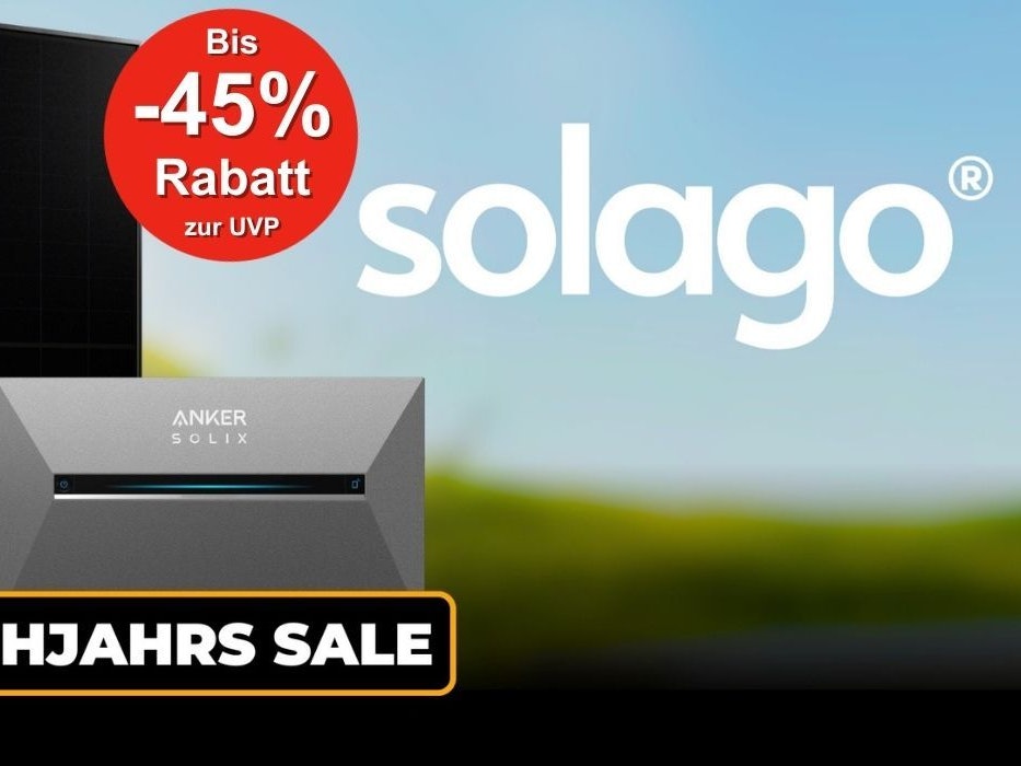 Vor einer grünen Wiese und einem hellblauen Himmel steht ein Balkonkraftwerk bestehend aus AIKO Solarpanelen und einem Anker Solix 3 Pro Speicher.