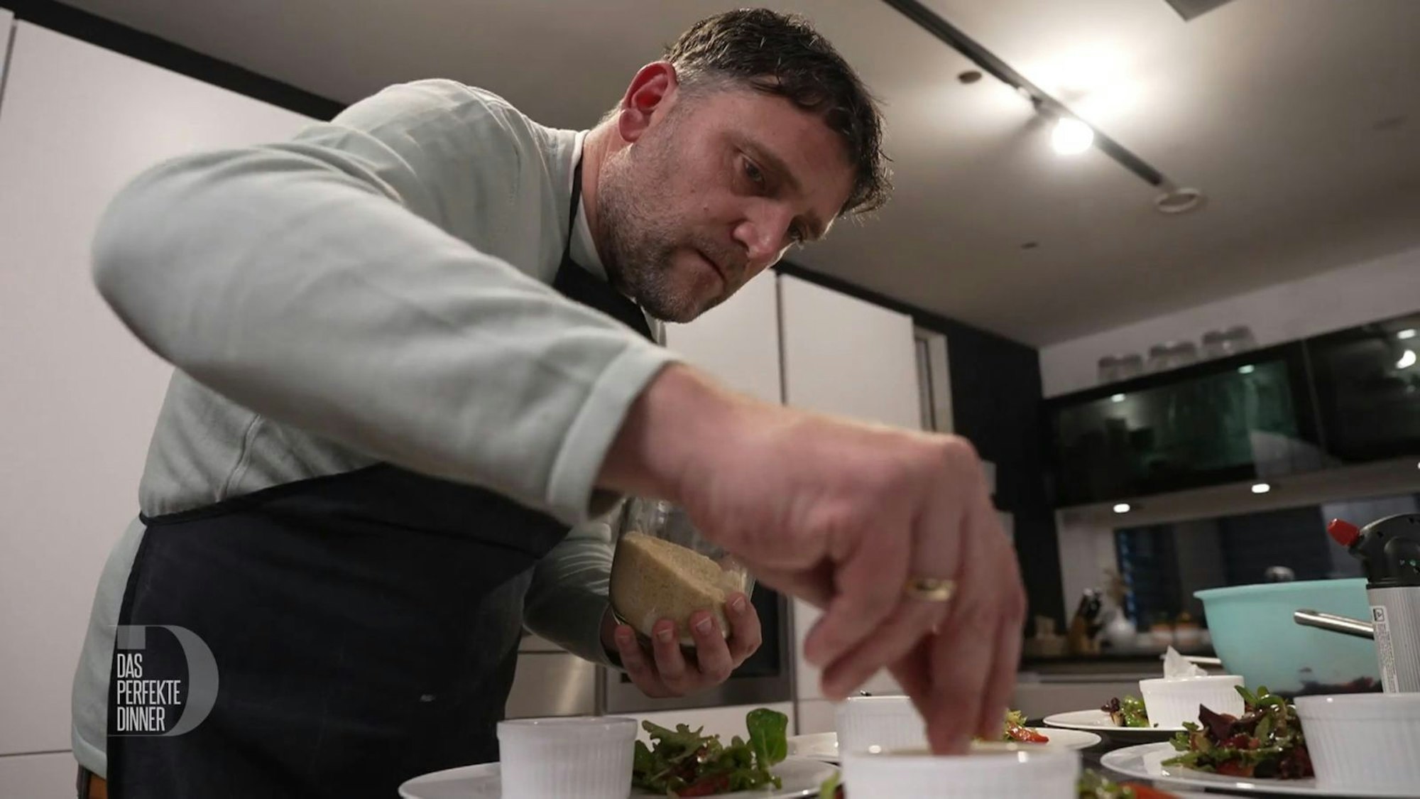 Kochen ist Jörgs große Leidenschaft und Ambition. (Bild: RTL)