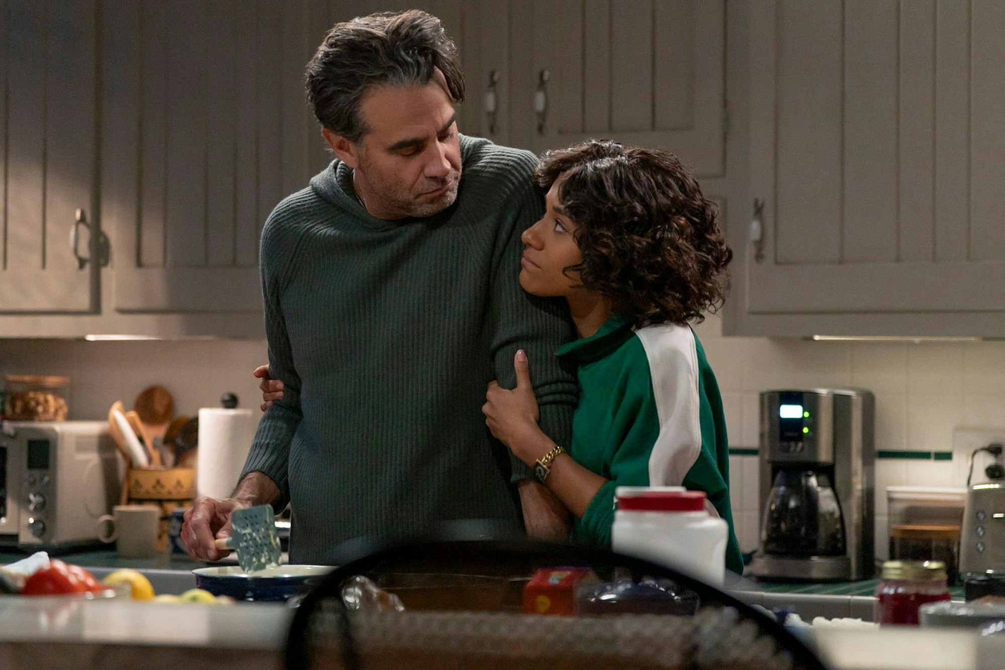 Auf ihren Stiefvater Pete Marino (Bobby Cannavale) kann sich Lucy (Ariana DeBose) verlassen - auf ihre Mutter Dorothy eher nicht. (Bild: Connie Chornuk / Prime © Amazon Content Services LLC)