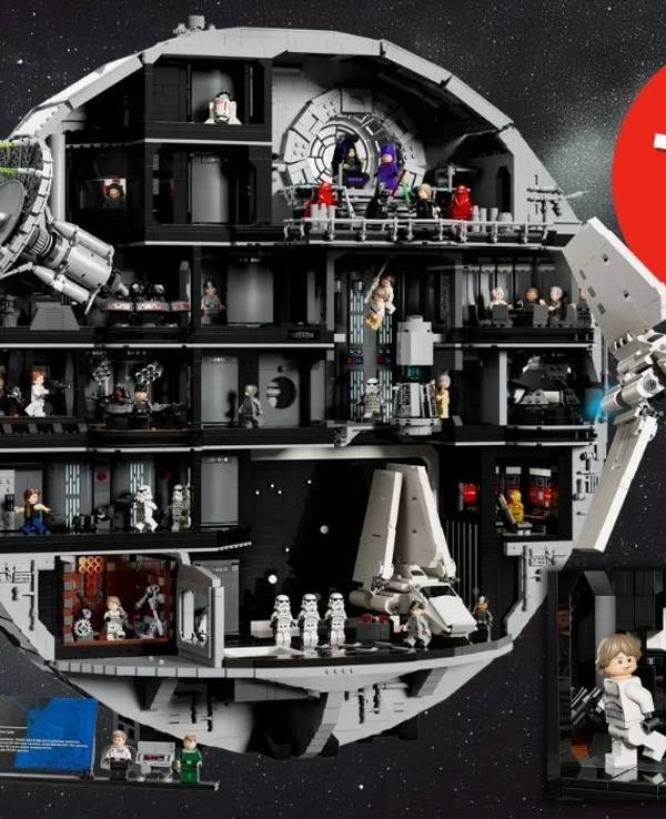 Lego Star Wars Todesstern (75419) mit Lego-Star-Wars-Minifiguren und imperialem Shuttle vor einem Sternen-Hintergrund.