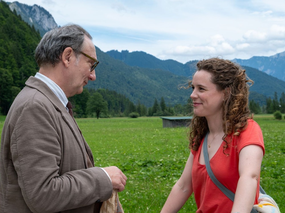 Rainer Bock spielt Leo, eine Art Ersatzvater für Elli (Klara Deutschmann).
(Bild: ZDF/Susanne Bernhard)