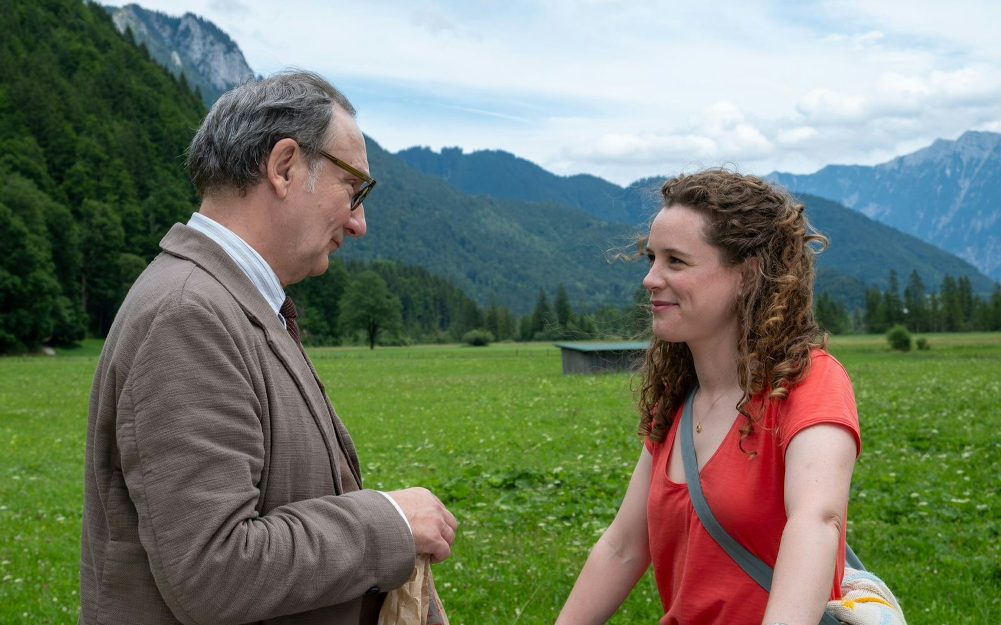 Rainer Bock spielt Leo, eine Art Ersatzvater für Elli (Klara Deutschmann).
(Bild: ZDF/Susanne Bernhard)