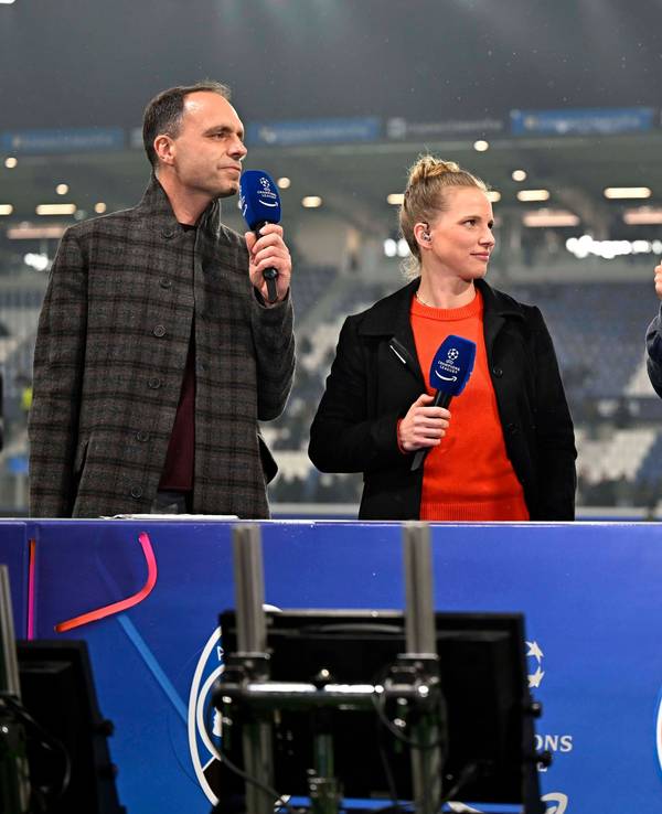 Tabea Kemme, Christopher Kramer und Mats Hummels stehen neben Moderator Jonas Friedrich.