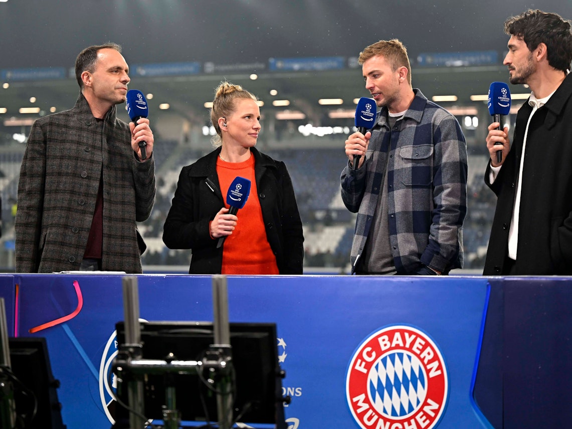 Tabea Kemme, Christopher Kramer und Mats Hummels stehen neben Moderator Jonas Friedrich.