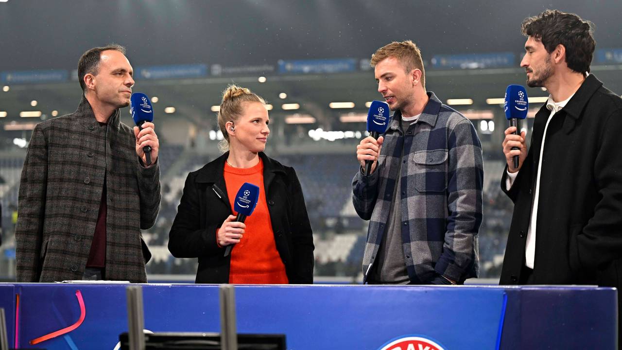 Tabea Kemme, Christopher Kramer und Mats Hummels stehen neben Moderator Jonas Friedrich.