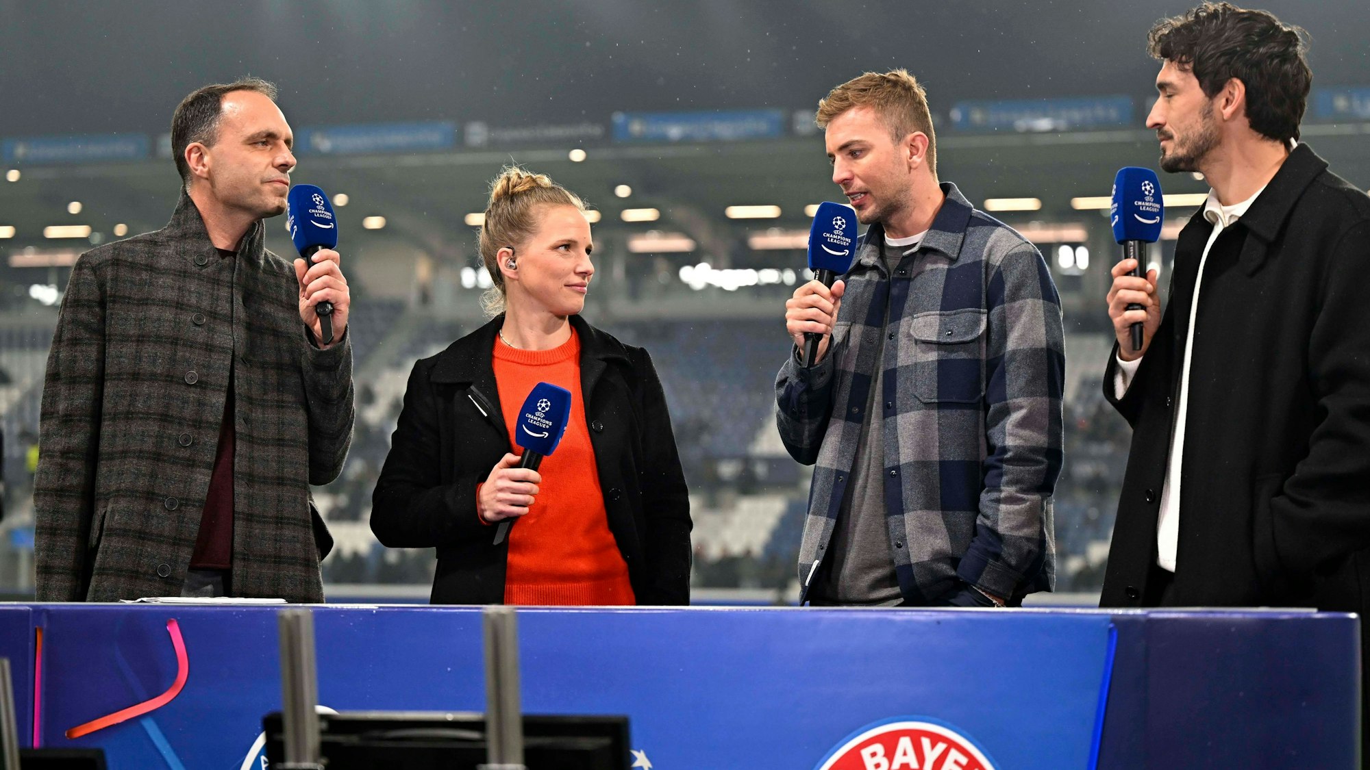 Tabea Kemme, Christopher Kramer und Mats Hummels stehen neben Moderator Jonas Friedrich.
