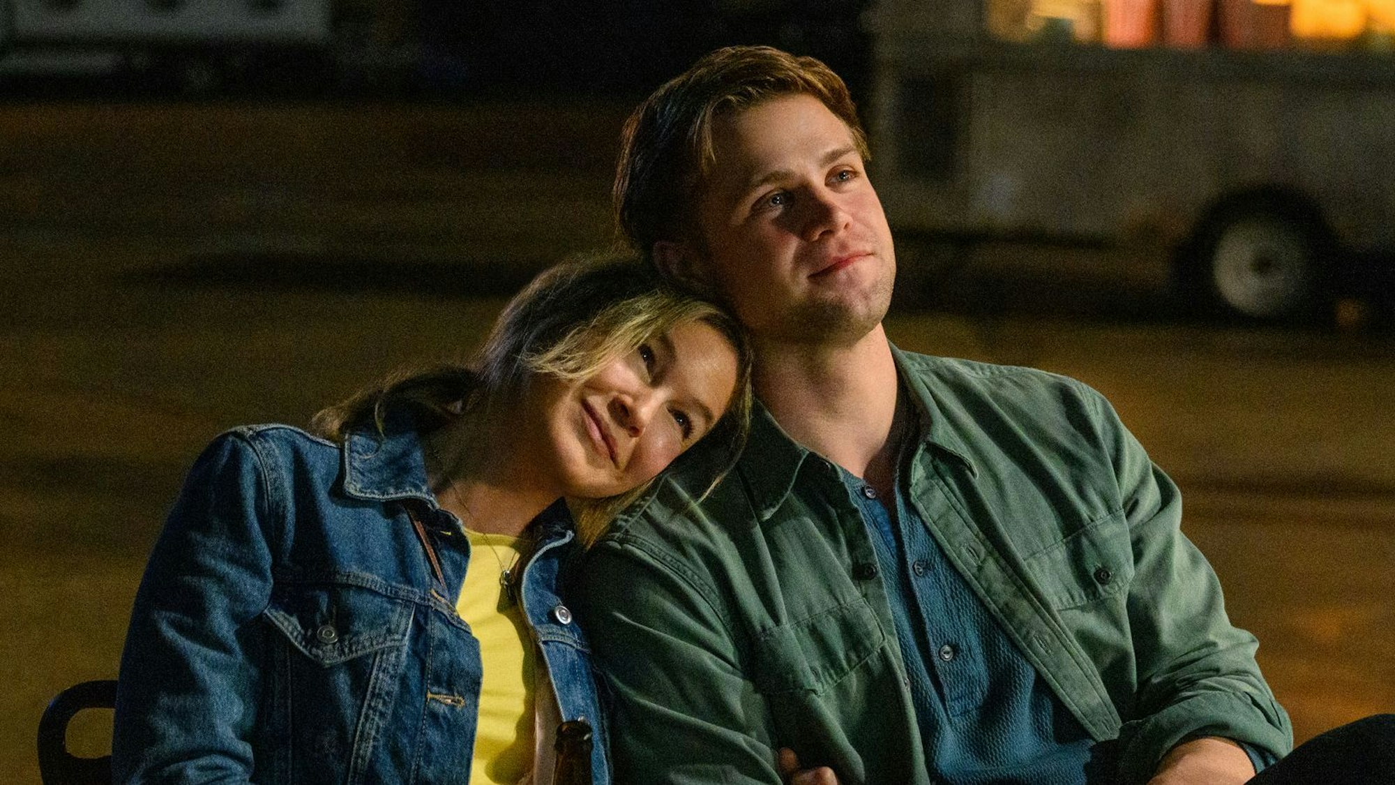 Nach dem Tod von Mark Darcy gibt Bridget die Liebe nicht auf. In ihrem vierten und bislang letzten Abenteuer in „Bridget Jones - Verrückt nach ihm“ verliebt sie sich in einen weitaus jüngeren Mann (Leo Woodall). (Bild: Universal Pictures)