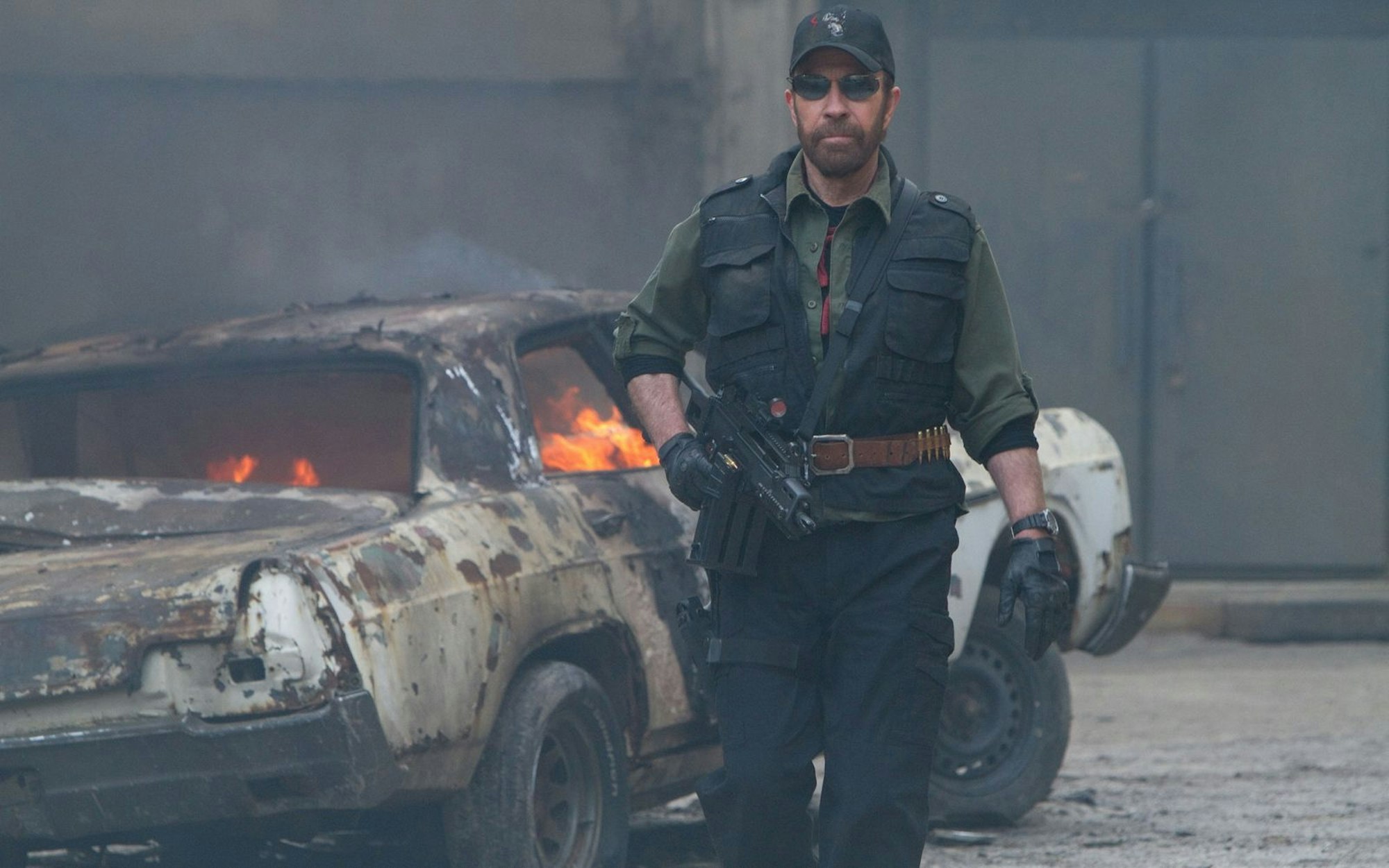 „Wie viele Liegestützen schafft Chuck Norris? Alle!“ 2012 war Chuck Norris in dem Ensemble-Actioner „The Expendables 2“ zu sehen. Natürlich machte er wieder eine gute Figur. Der fünffache Vater ist quasi unvergänglich. (Bild: Splendid)