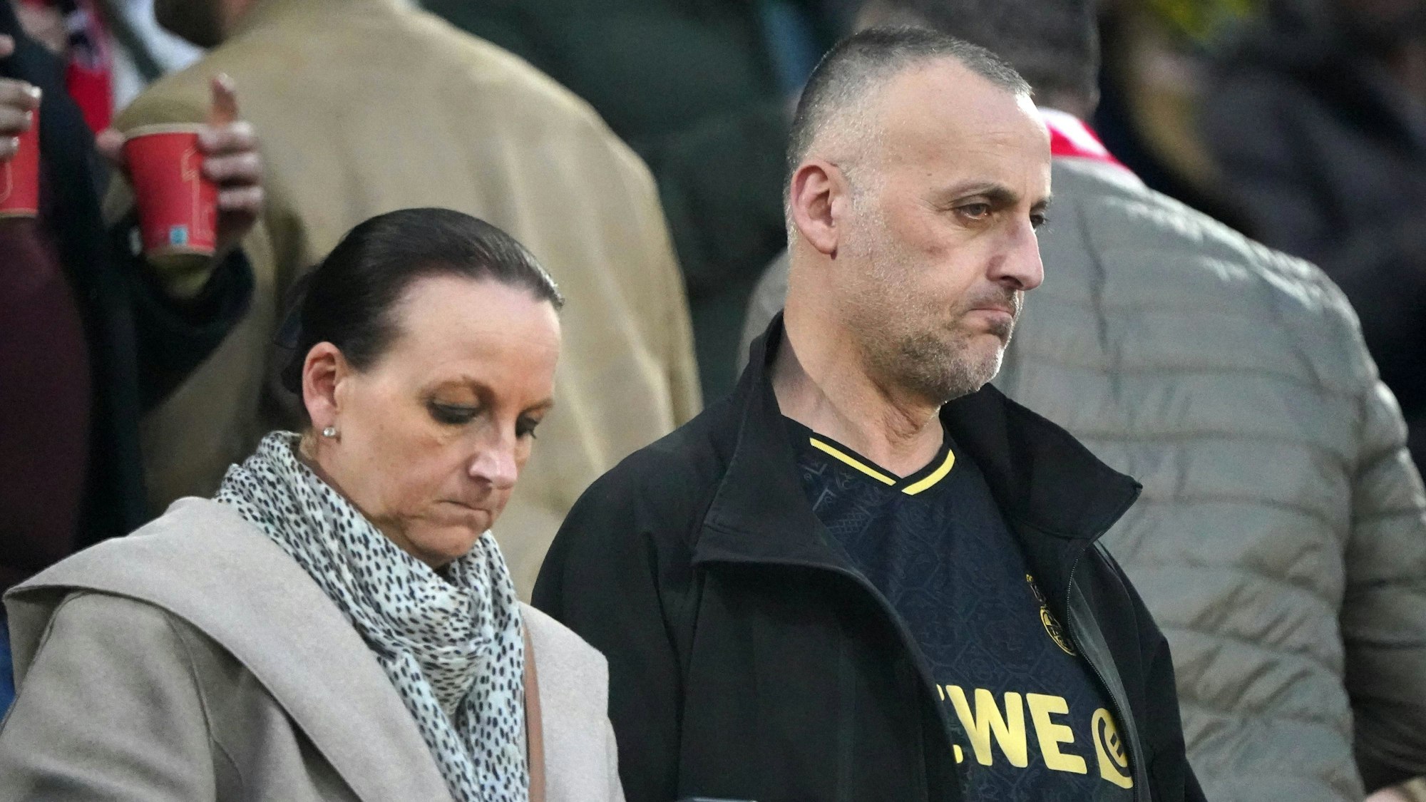 Die Eltern von Said El Mala beim Spiel des 1. FC Köln gegen Borussia Dortmund auf der Tribüne.