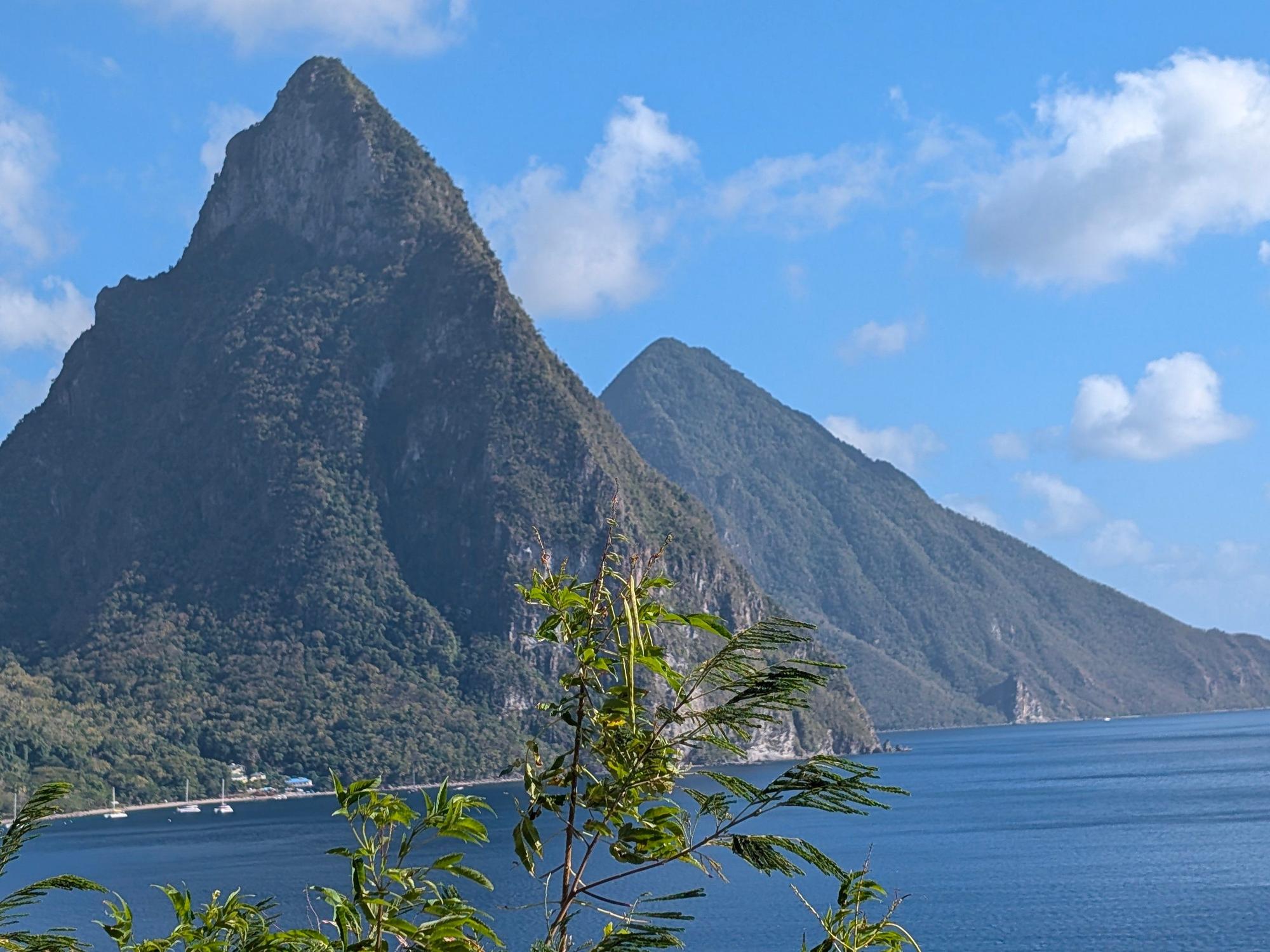 Zwei gewaltige Felsen ragen pyramidenartig aus einem blauen Meer hervor
