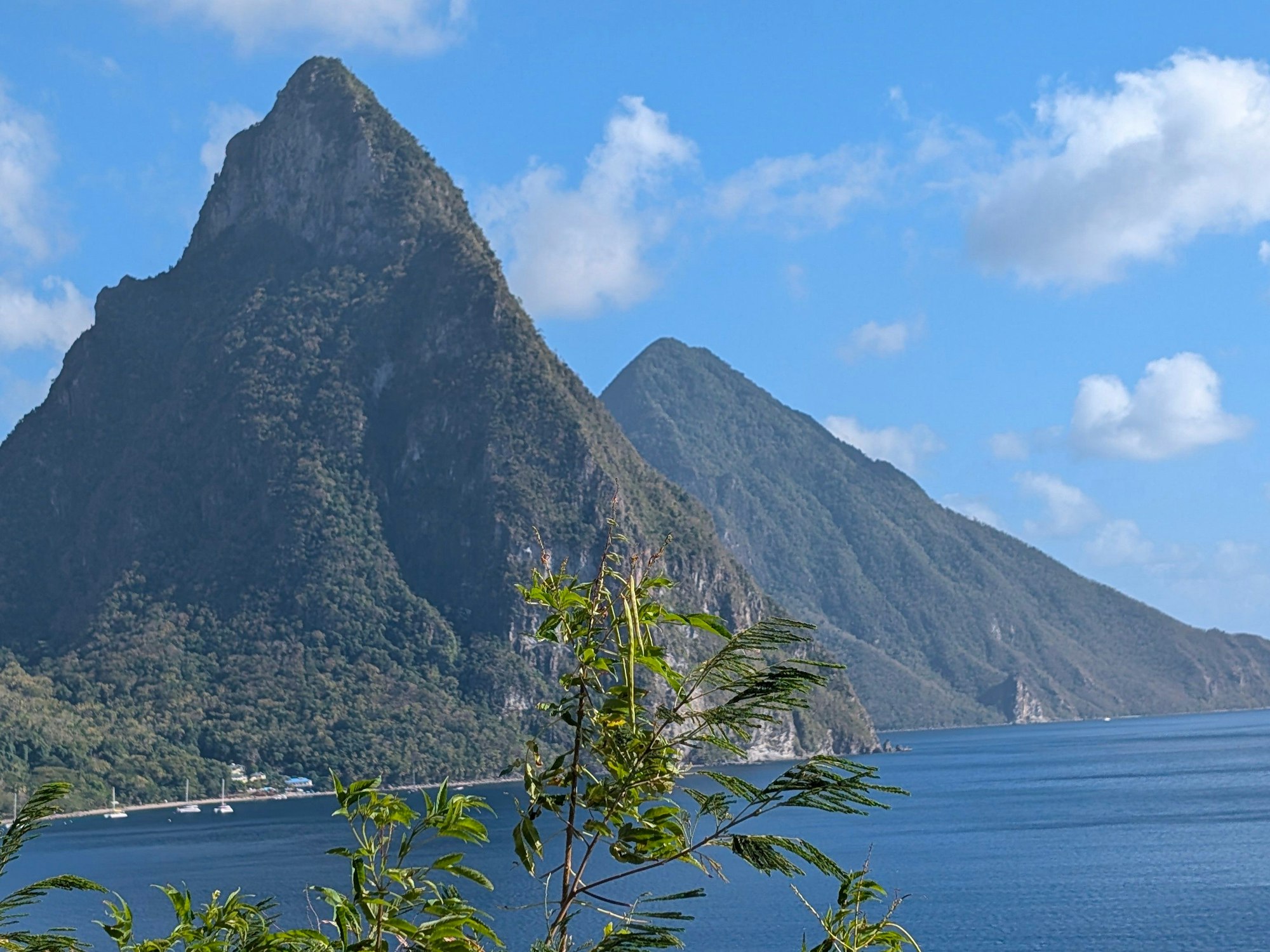 Zwei gewaltige Felsen ragen pyramidenartig aus einem blauen Meer hervor