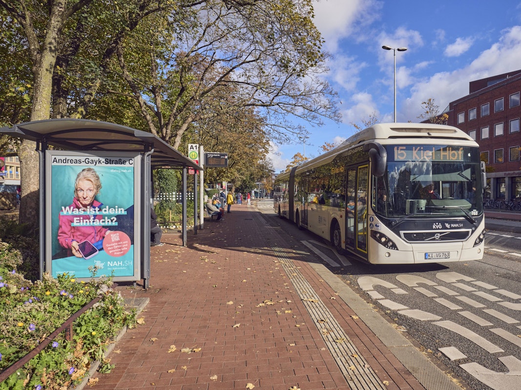 Eine Pflichtabgabe für alle bei Bus und Bahn? Das Foto zeigt einen Bus in Kiel im Oktober 2025.