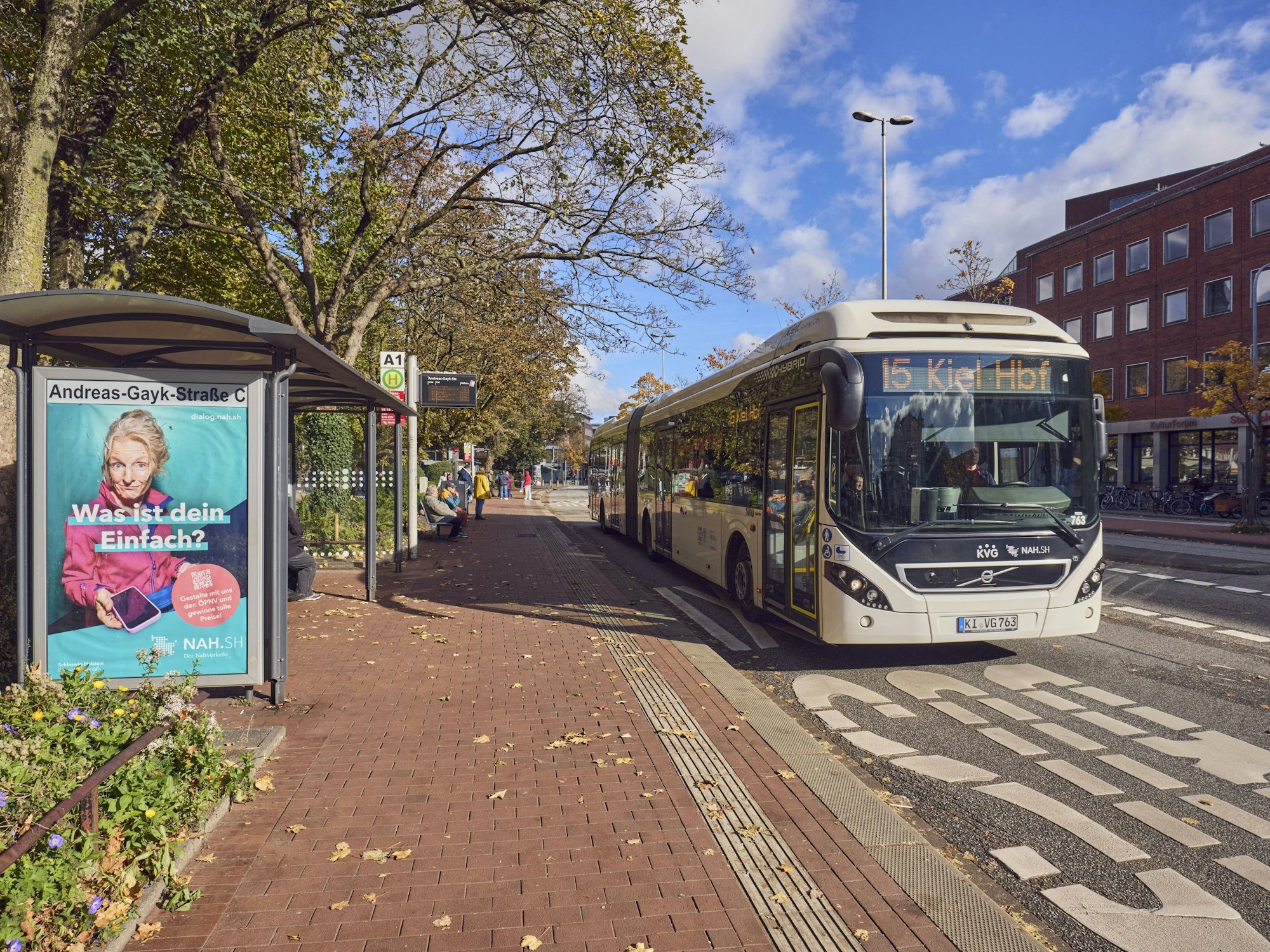 Eine Pflichtabgabe für alle bei Bus und Bahn? Das Foto zeigt einen Bus in Kiel im Oktober 2025.