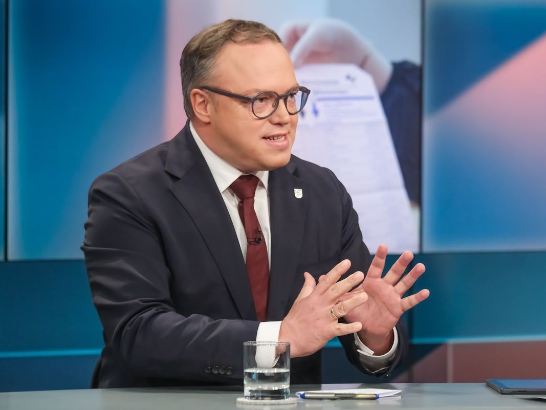 Der thüringische Ministerpräsident Mario Voigt hat seine eigene Sicht auf das Wahlergebnis in Baden-Württemberg. (Bild: WDR/Oliver Ziebe)