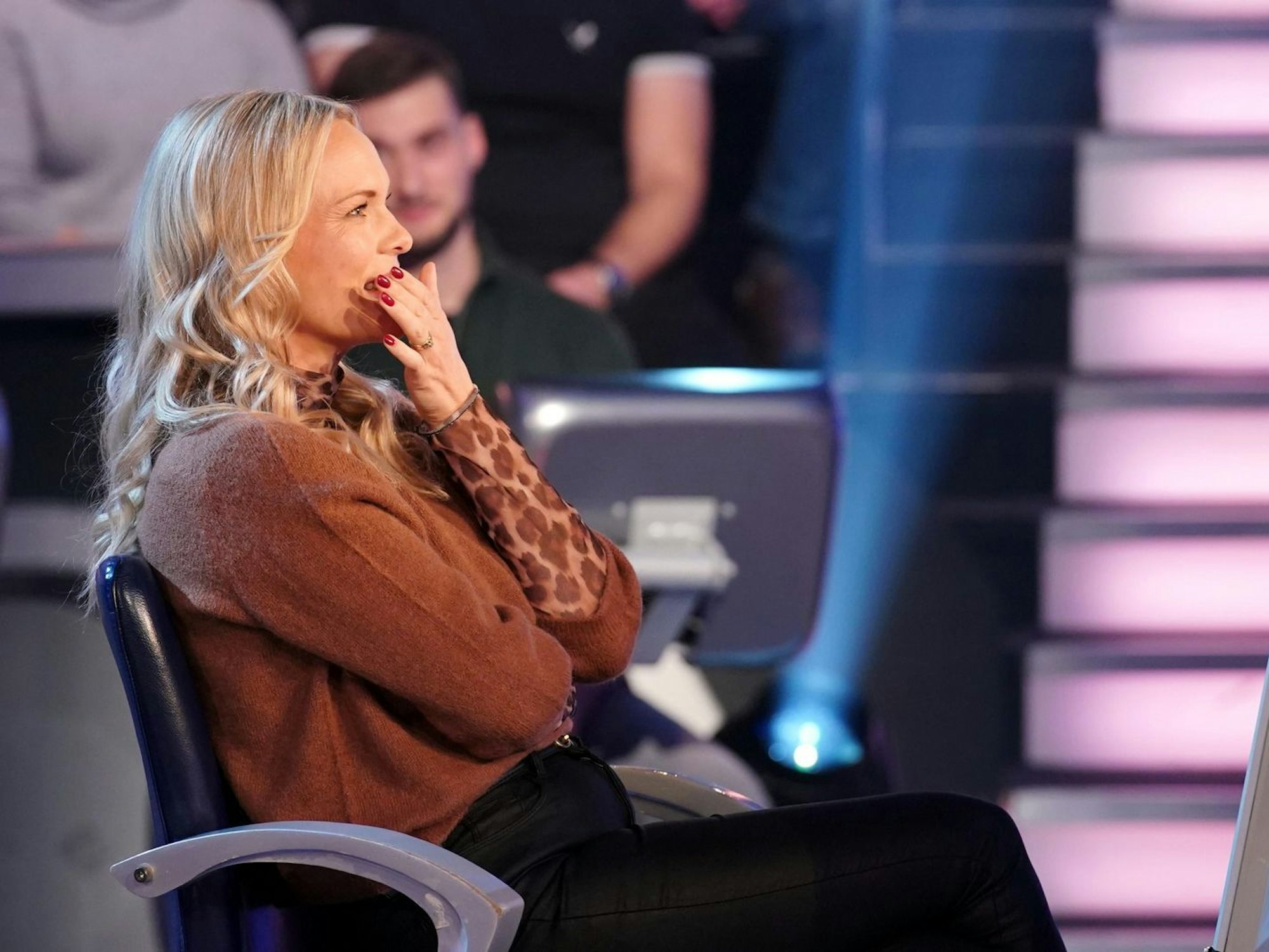 Verena Gargiulo stürzte von der 4.000er-Stufe auf 5000 Euro. Langsam gingen Jauch die Kandidaten aus ... (Bild: RTL / Stefan Gregorowius)