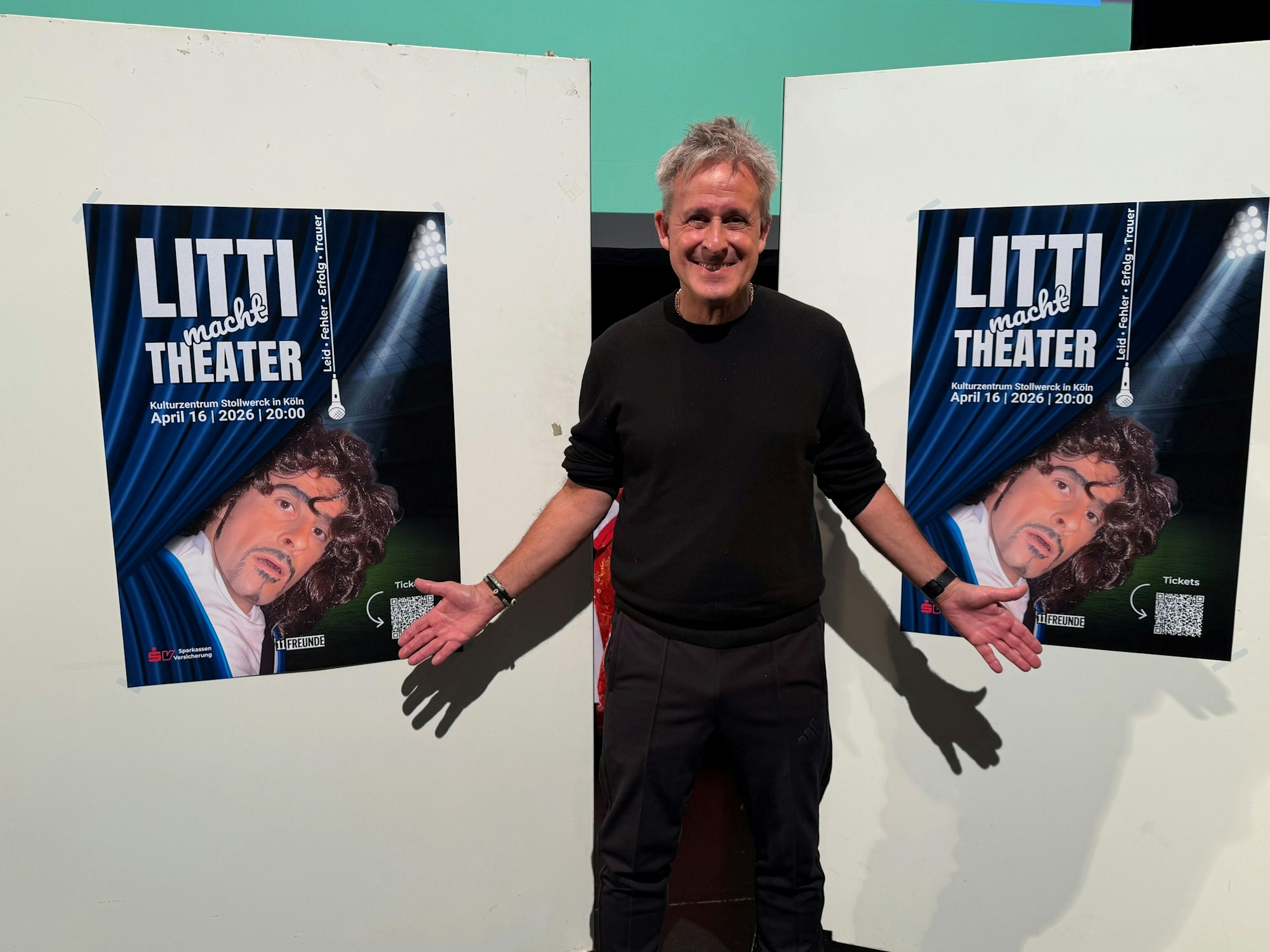 Pierre Littbarski präsentiert die Plakate zu seinem Theaterprogramm.