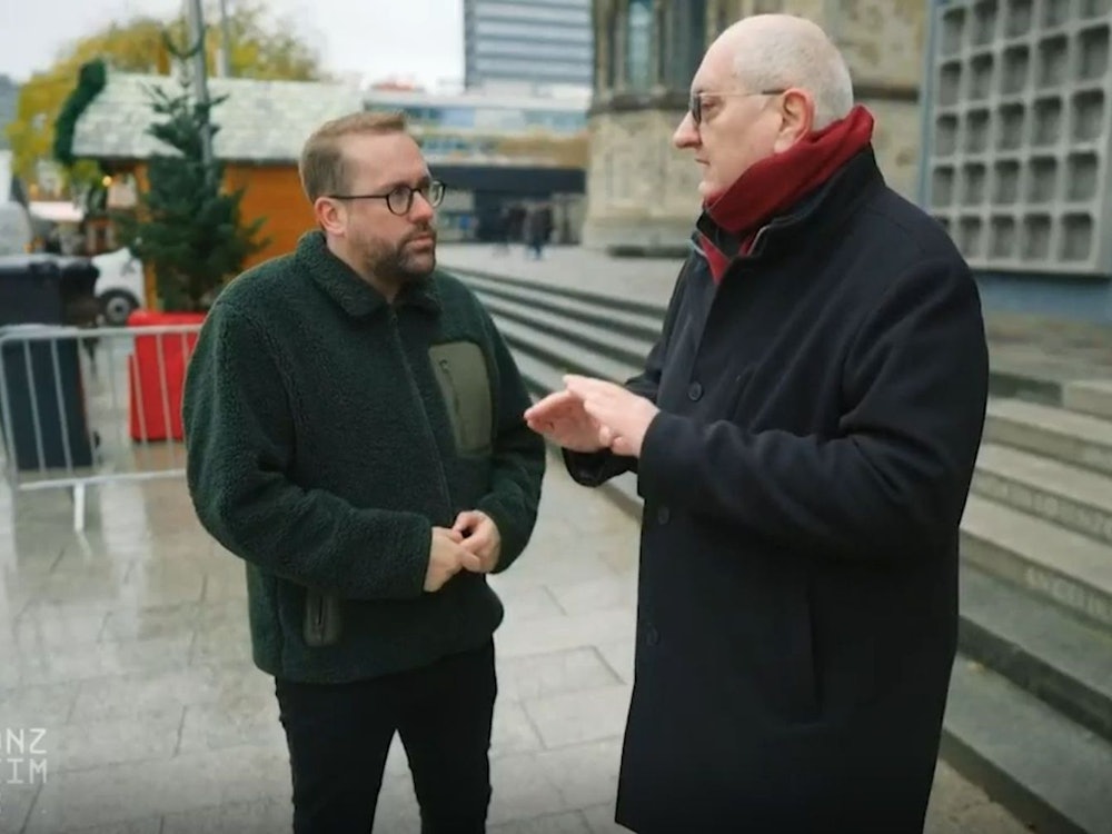 Paul Ronzheimer (links) trifft den Terror-Überlebenden Gerhard Zawatzki am Berliner Breitscheidplatz. (Bild: Joyn)