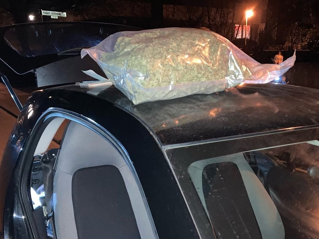Drogenfund in Köln: Polizei stellt Cannabis und Bargeld sicher.