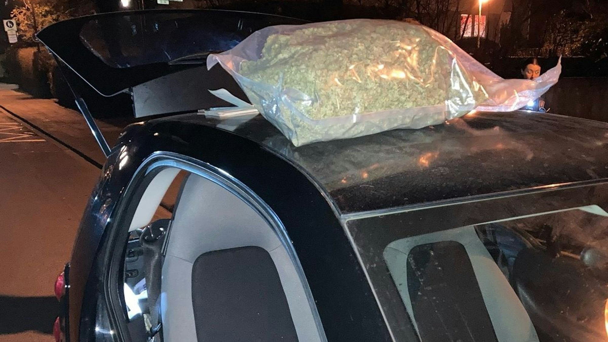 Drogenfund in Köln: Polizei stellt Cannabis und Bargeld sicher.