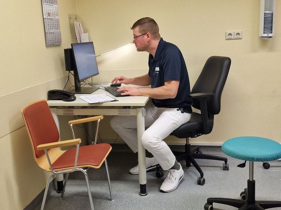 Oberarzt Kai Wilke (42) arbeitet als Orthopäde und Unfallchirurg im Krankenhaus. (Bild: ZDF)