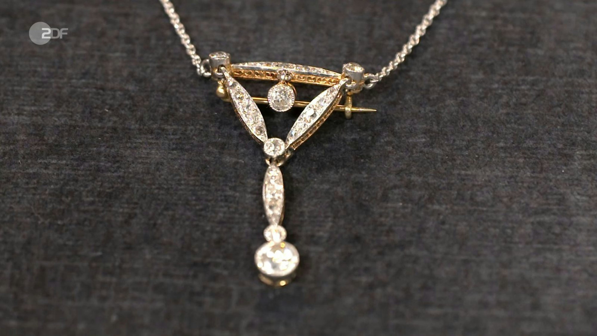 Die Broschierung konnte man ursprünglich abschrauben, doch wurde sie später festgelötet.
(Bild: ZDF)