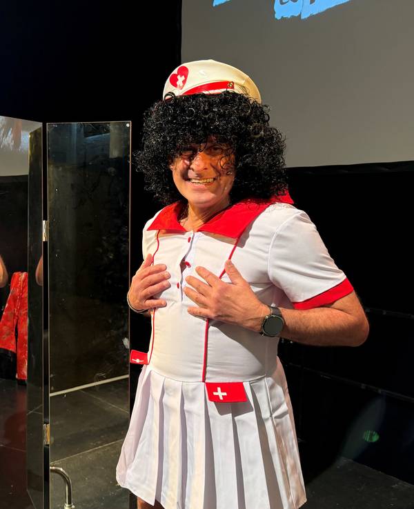 Pierre Littbarski testet eines seiner Bühnenoutfits.