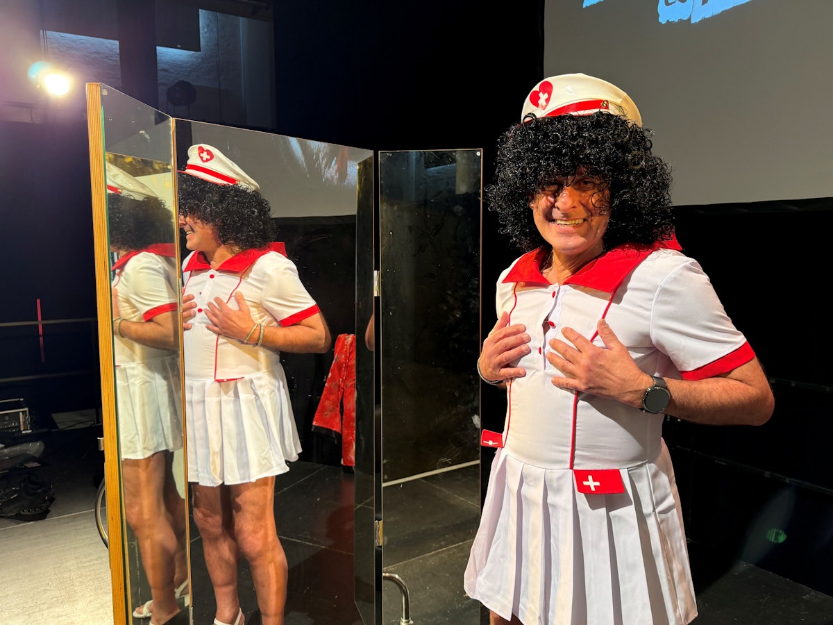 Pierre Littbarski testet eines seiner Bühnenoutfits.