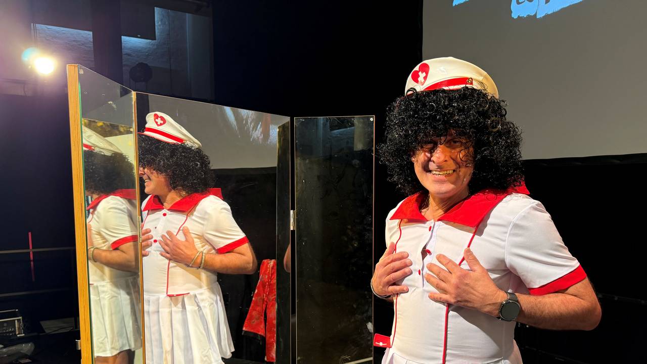 Pierre Littbarski testet eines seiner Bühnenoutfits.