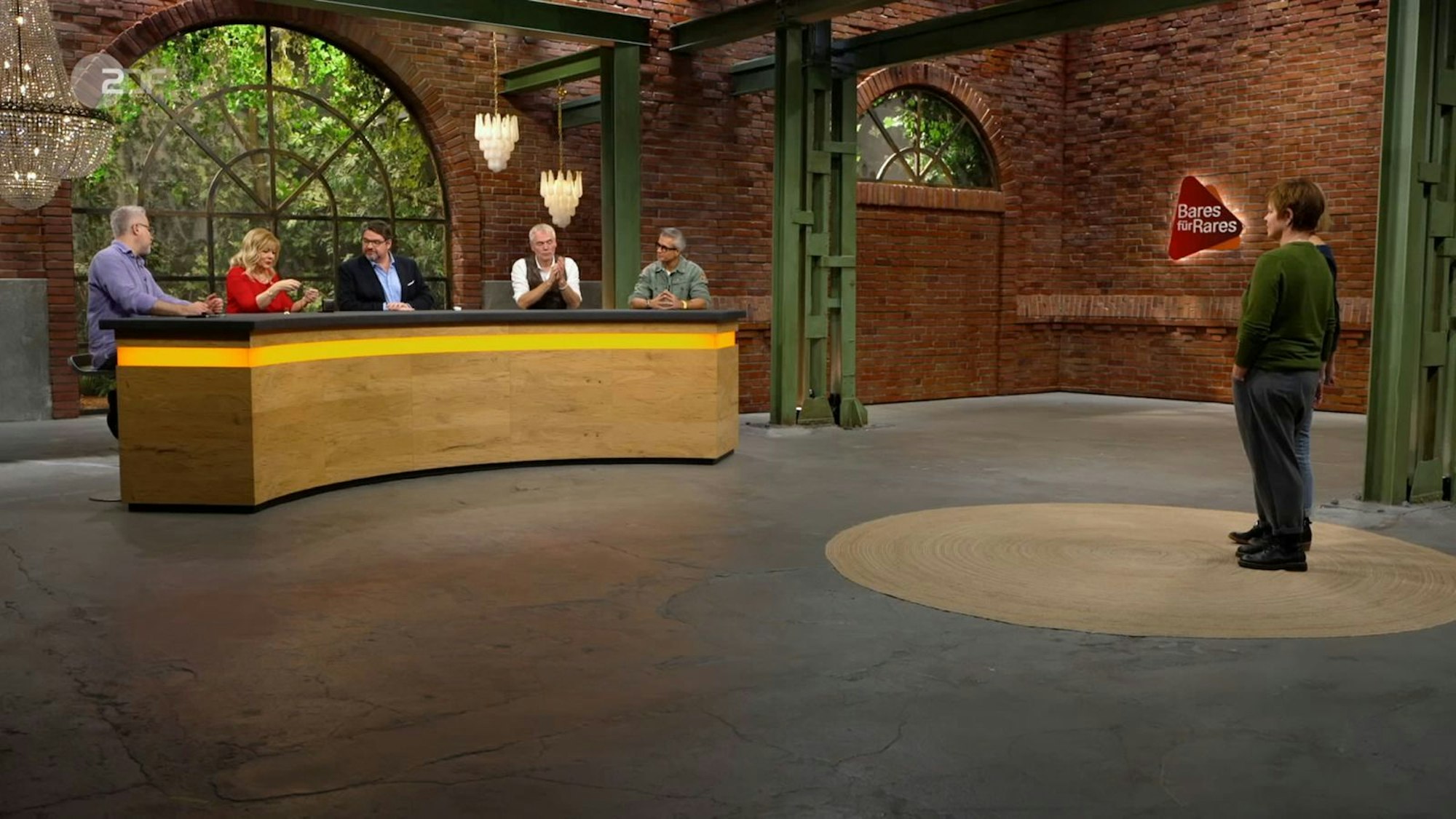 Petra stellte die Schatulle vor Daniel Meyer ab. „In die goldene Mitte“, erklärte sie. (Bild: ZDF)