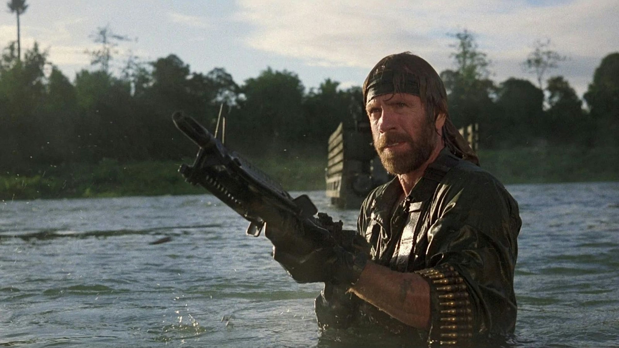 In „Missing in Action“ (1984) spielt Chuck Norris wieder einen taffen Hund: einen US-Soldaten, der im Alleingang eine Handvoll Kriegsgefangenen aus dem Dschungel in Vietnam befreit. (Bild: Cannon Films)