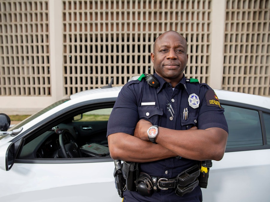 Ein Polizeibeamter vor einem Polizeiauto