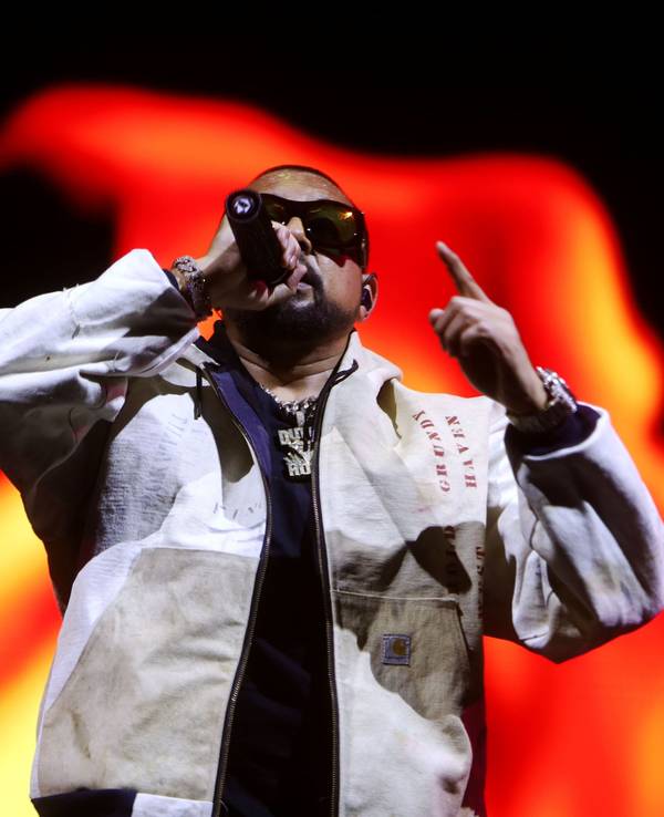 Sean Paul steht beim Auftritt auf der Bühne.