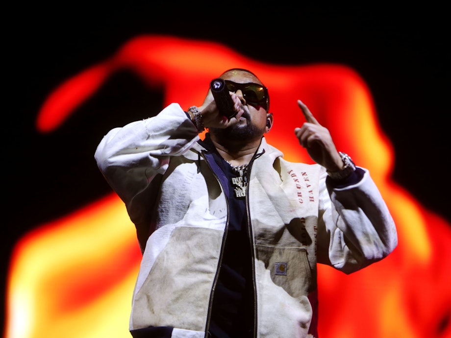 Sean Paul steht beim Auftritt auf der Bühne.