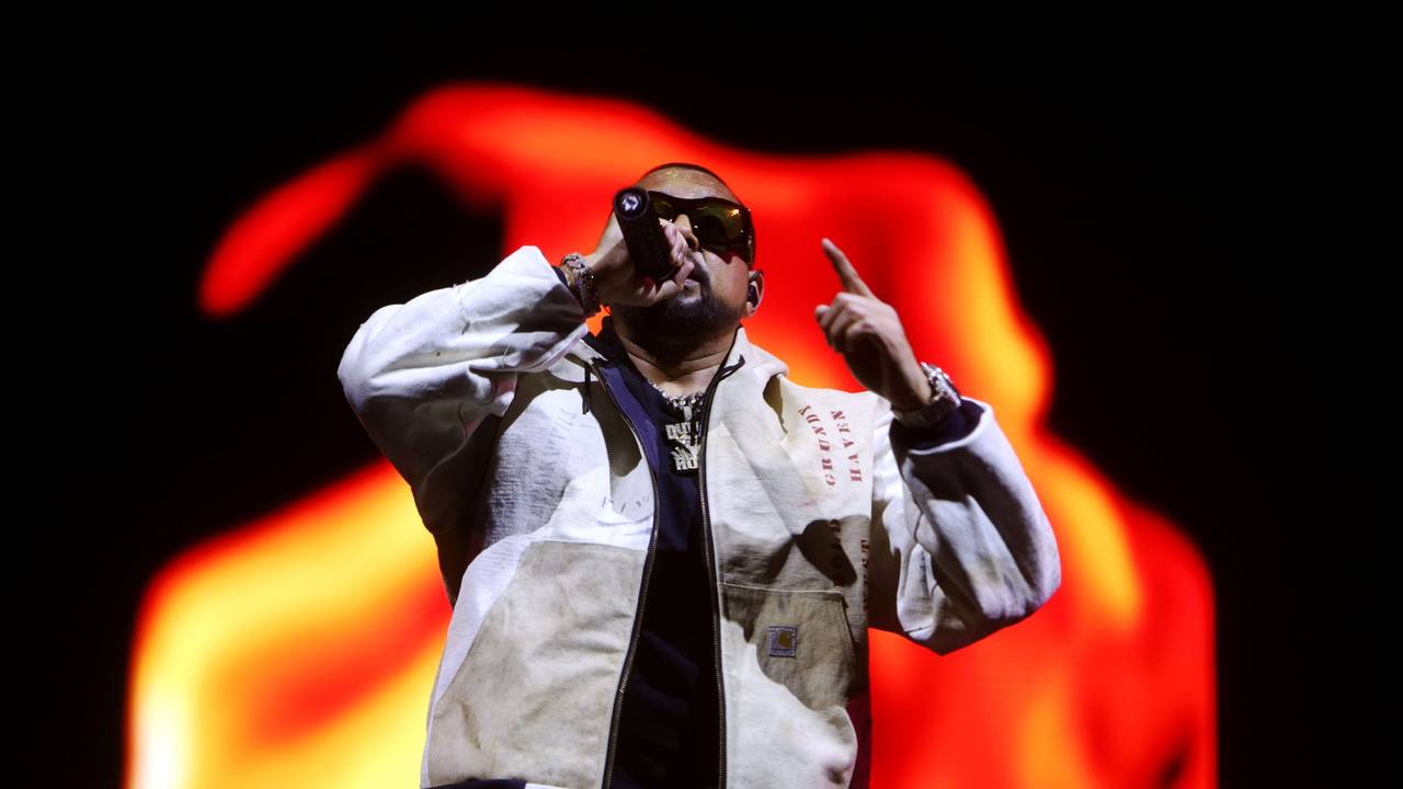 Sean Paul steht beim Auftritt auf der Bühne.