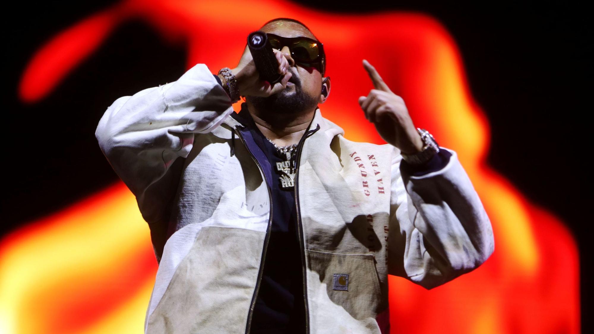 Sean Paul steht beim Auftritt auf der Bühne.