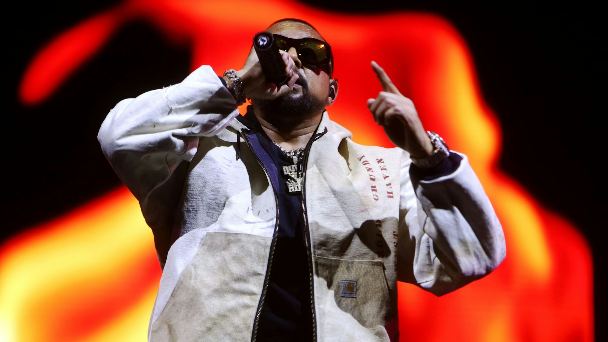 Sean Paul steht beim Auftritt auf der Bühne.