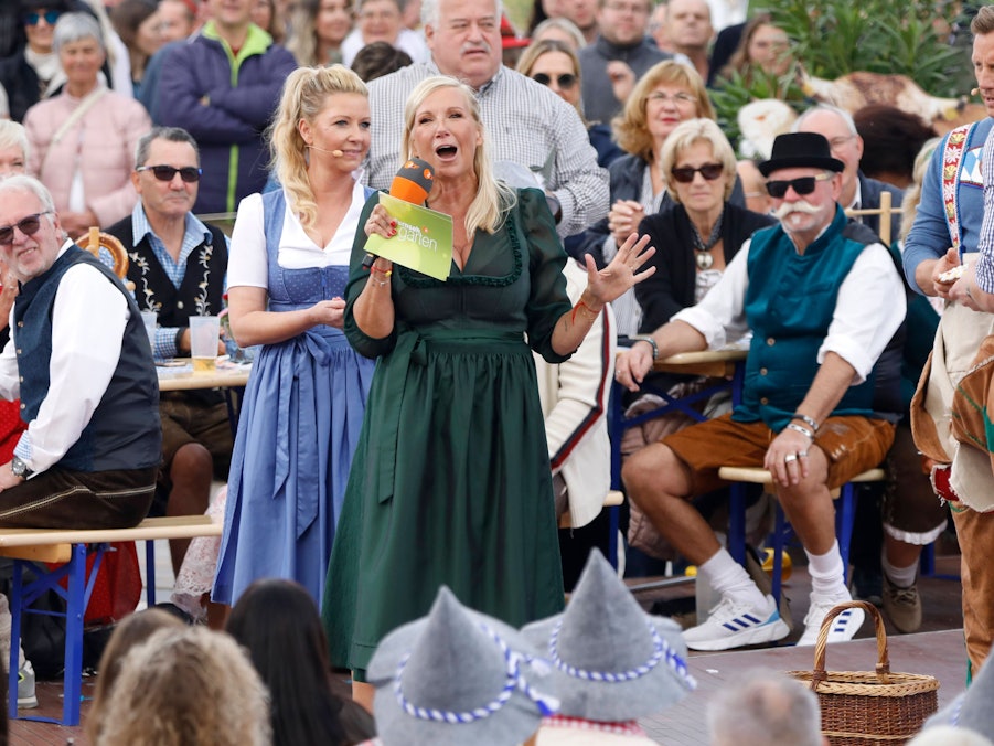 Andrea Kiewel moderiert eine TV-Sendung vor Publikum