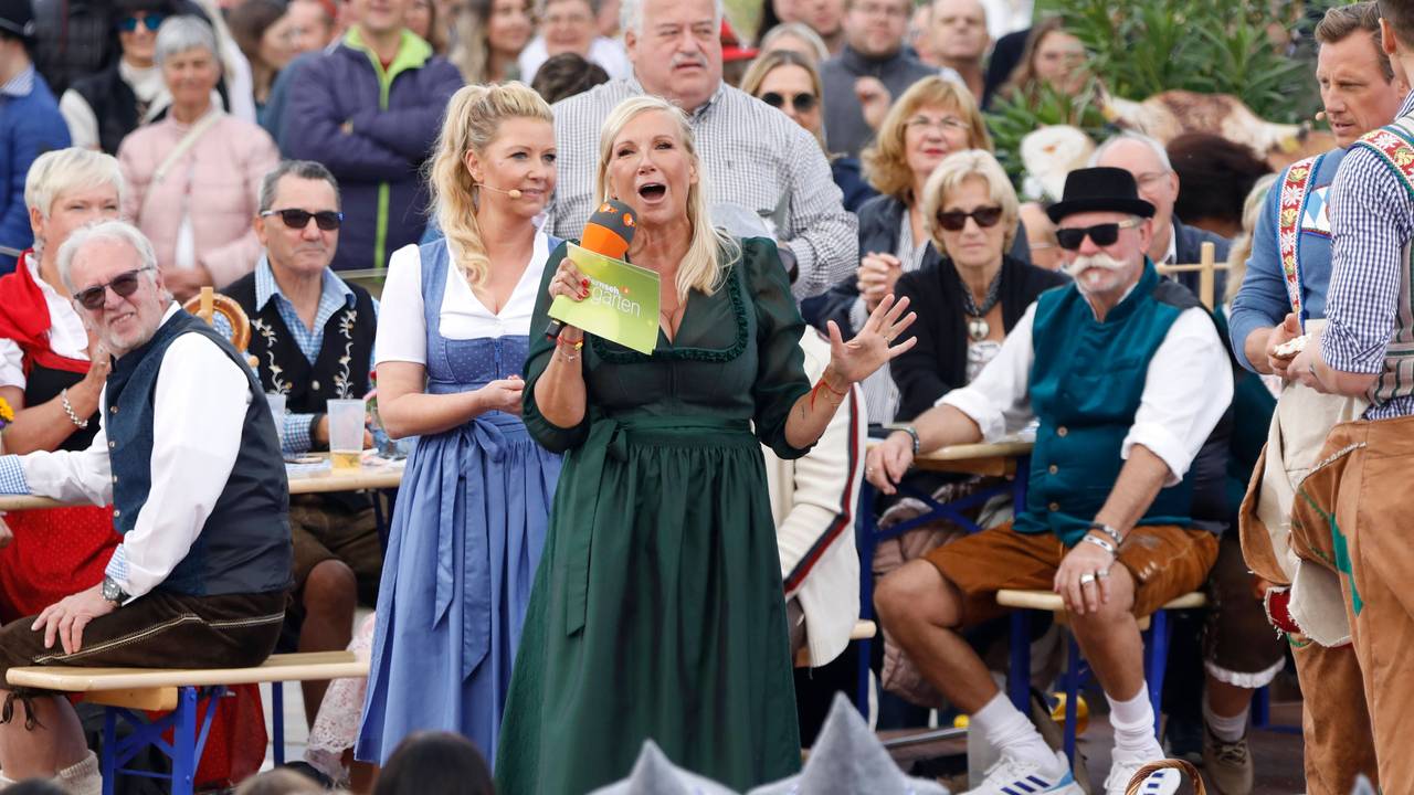 Andrea Kiewel moderiert eine TV-Sendung vor Publikum