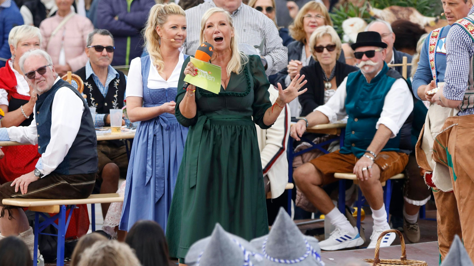 Andrea Kiewel moderiert eine TV-Sendung vor Publikum