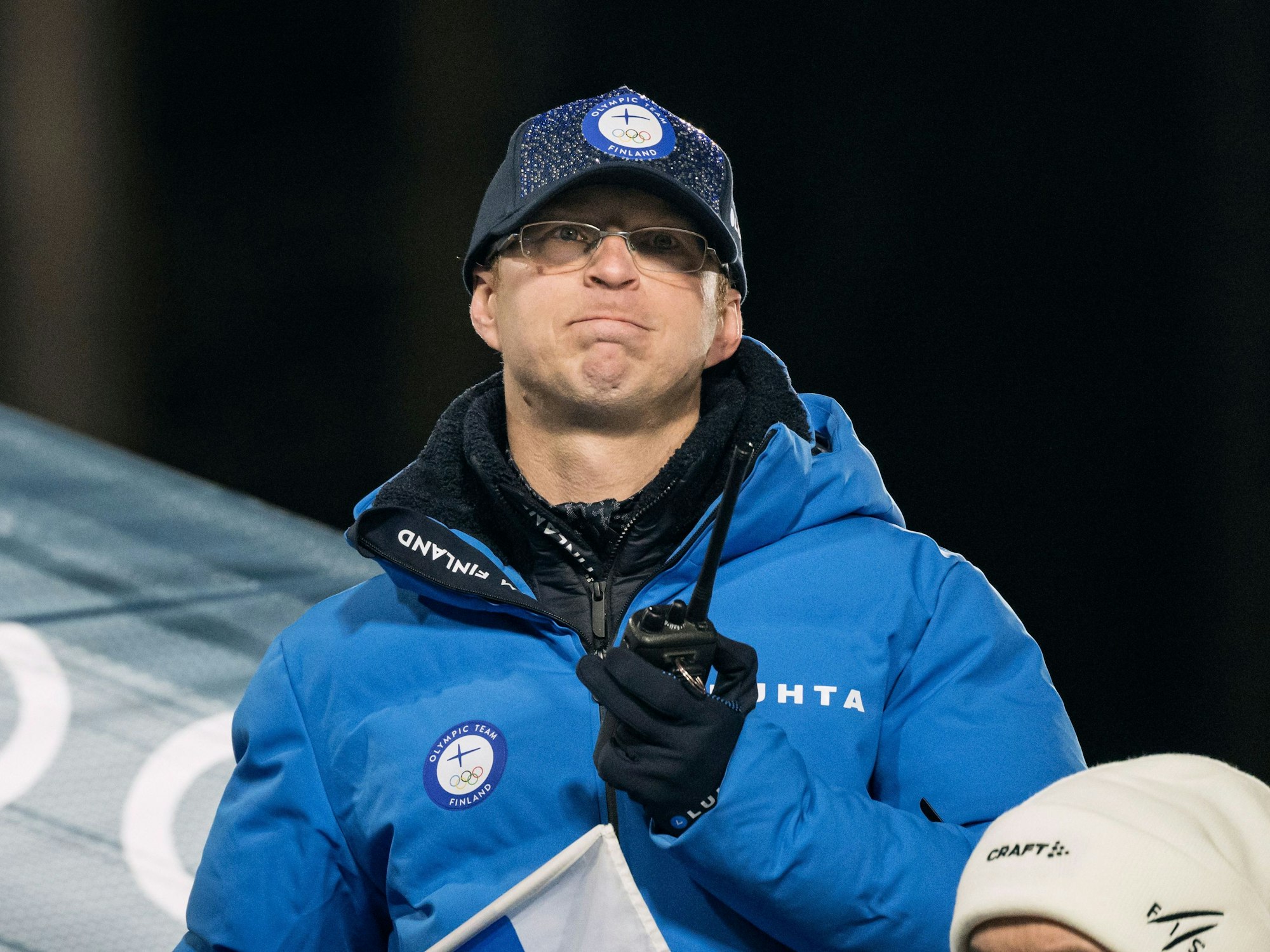 Der finnische Skisprungtrainer Igor Medved während des Skispringens der Herren von der Normalschanze im Predazzo-Skisprungstadion bei den Olympischen Winterspielen Mailand Cortina 2026.